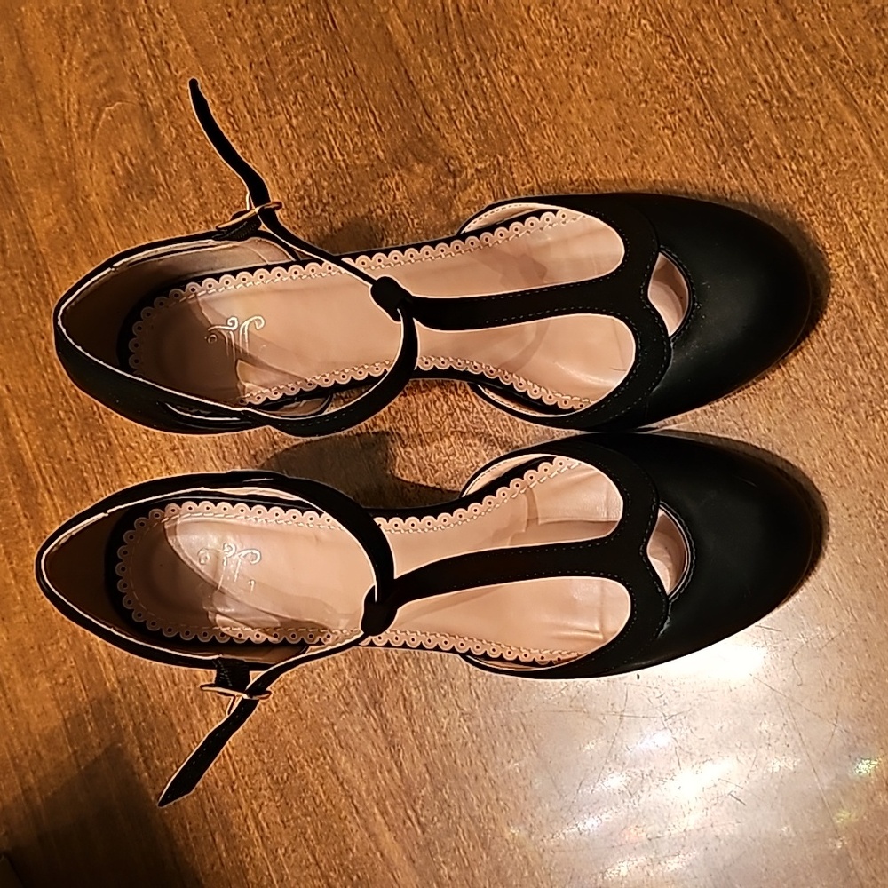 This is a pair of Strappy Olina chunky heeled shoes in black size 8 1/2